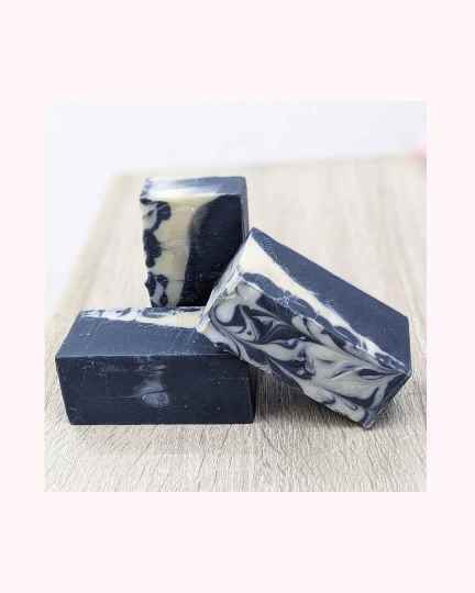 Savon au charbon actif noir