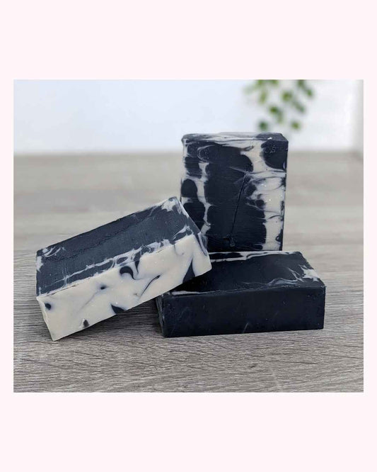 Savon au charbon actif noir